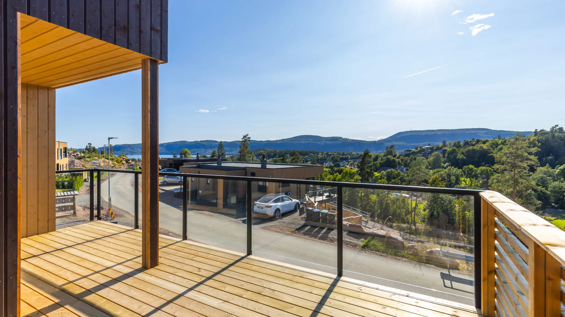 Stilrent kjøkken med integrerte hvitevarer i bolig i Sande