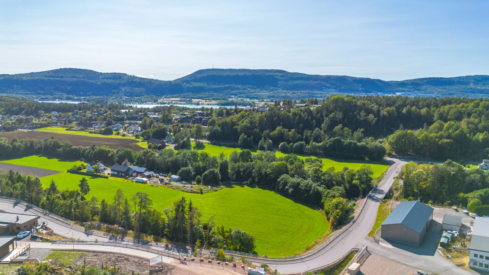 Luftfoto av det grønne og frodige landskapet ved Bjørndalåsen.